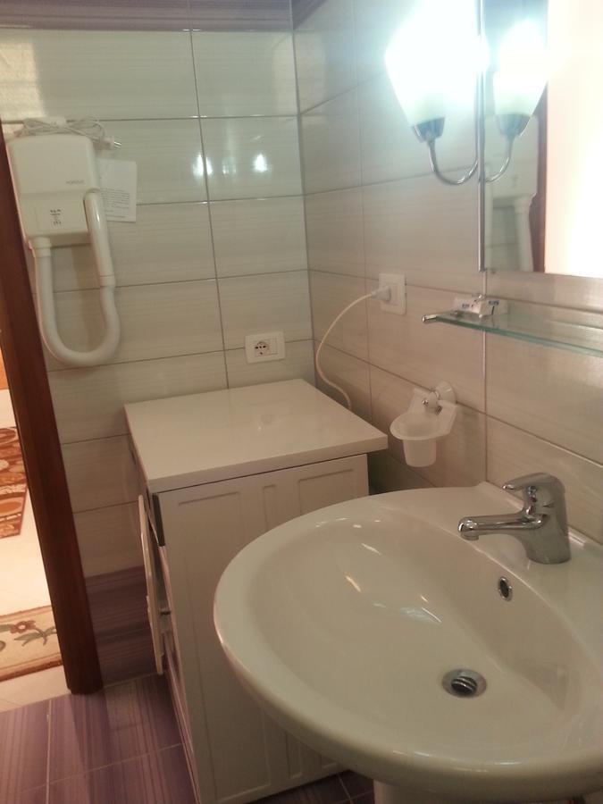 Christos Apartments Sarande Bagian luar foto